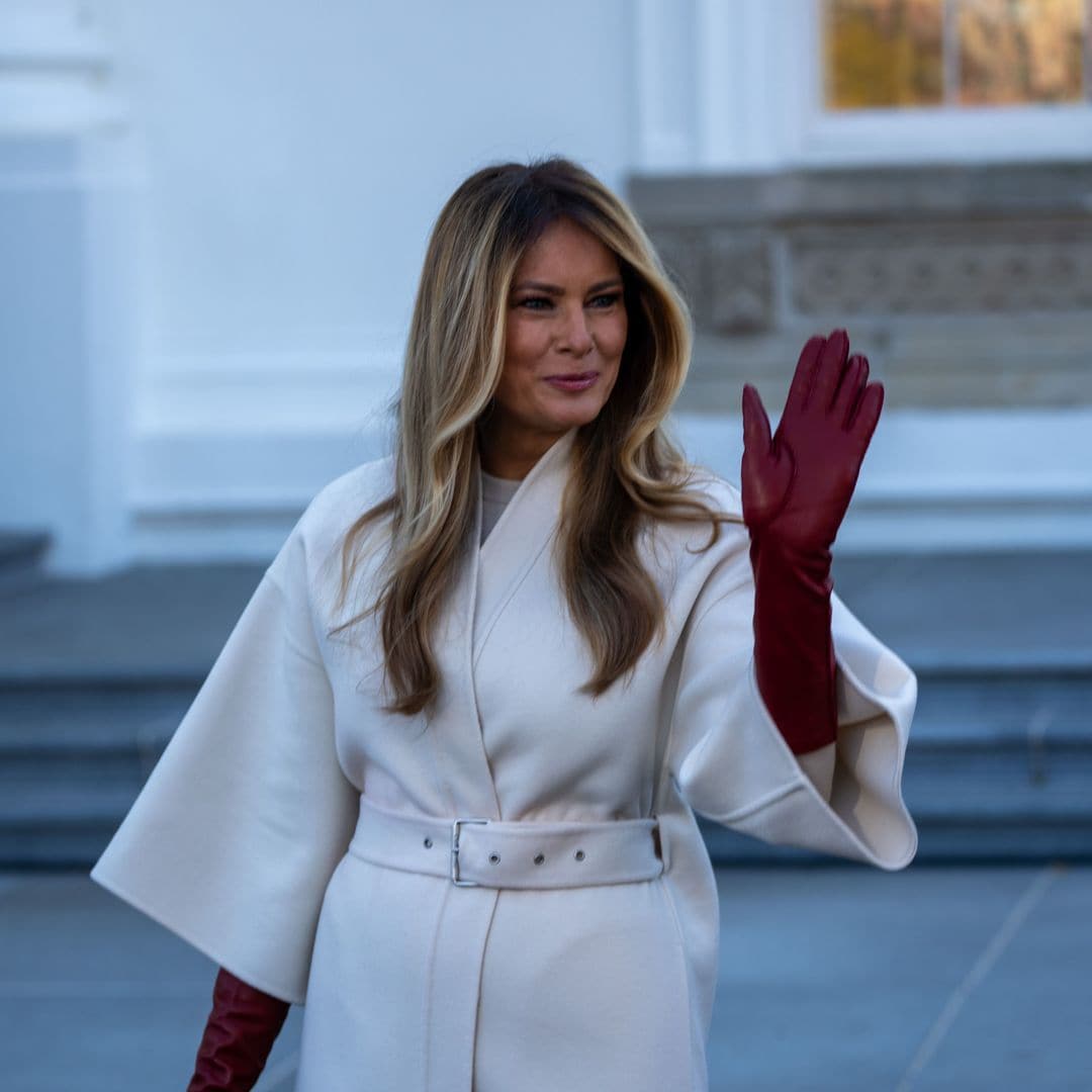 Melania Trump, una espectacular 'Mamá Noel' con guantes infinitos de piel y taconazos de tartán