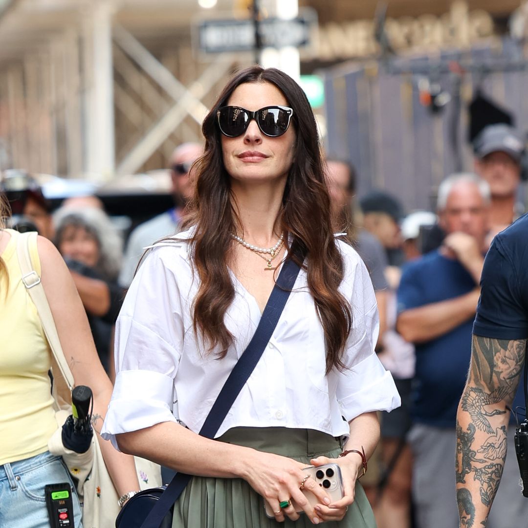 El truco de Anne Hathaway convierte la clásica camisa blanca en el look más cool: "mucho más creativa, segura y auténtica"