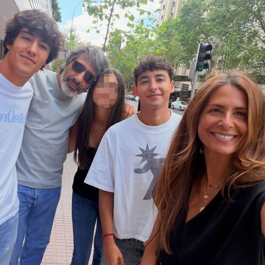 Nuria Roca, junto a su marido, Juan del Val, y sus tres hijos, Pau, Olivia y Juan
