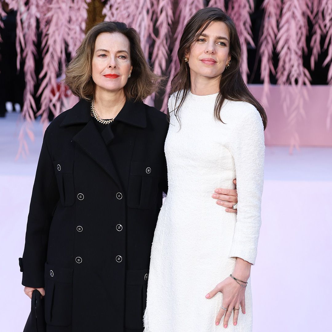 Carlota Casiraghi aparece en París antes de su debut literario y acompañada por su exsuegra con un exclusivo vestido en el color del año