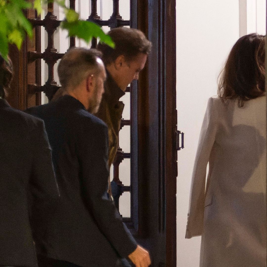 Luis Miguel y Paloma Cuevas entrando a un restaurante 