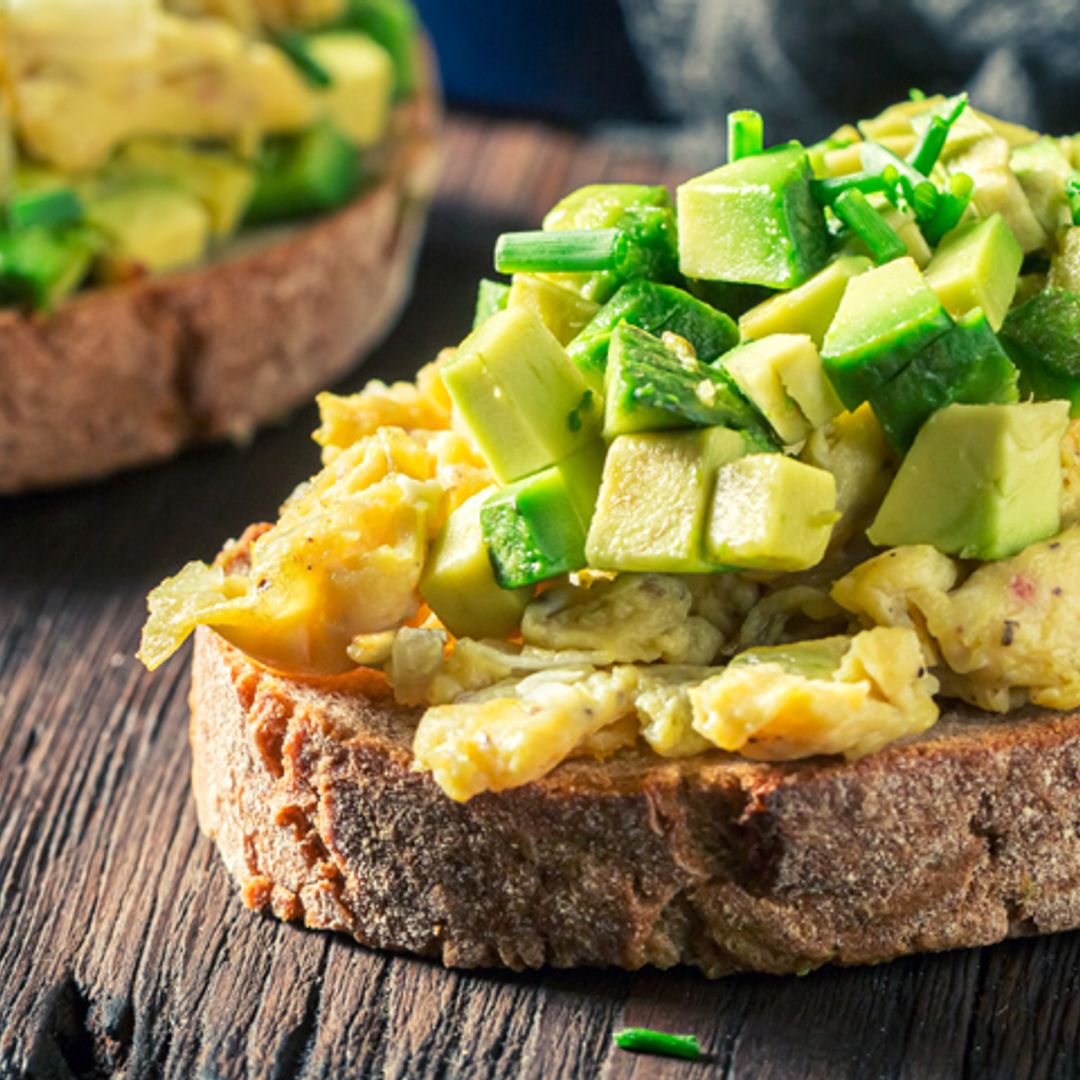 Tostas de huevos revueltos con aguacate