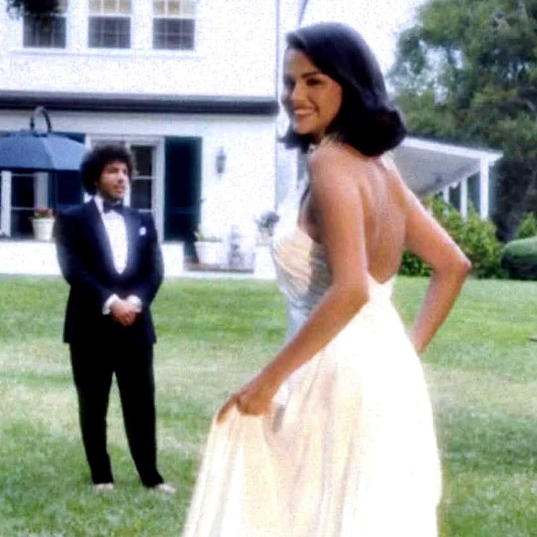 Así fue la boda blindada de Selena Gómez y Benny Blanco que Hollywood no se esperaba: un vestido de pétalos y cola de satén drapeado