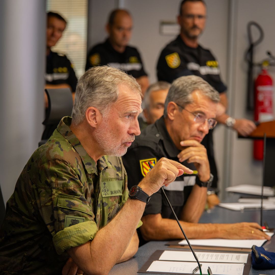 Felipe VI visita el cuartel de la UME en Torrejón en apoyo a la lucha contra los incendios que asolan España