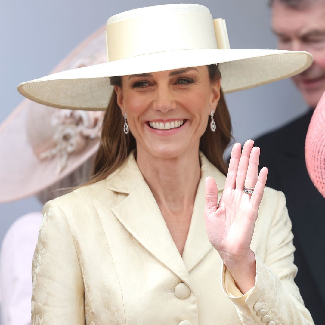 Kate Middleton estrena un vestido amarillo mantequilla de exquisito brocado y pamela a juego en recuerdo a Isabel II por su centenario