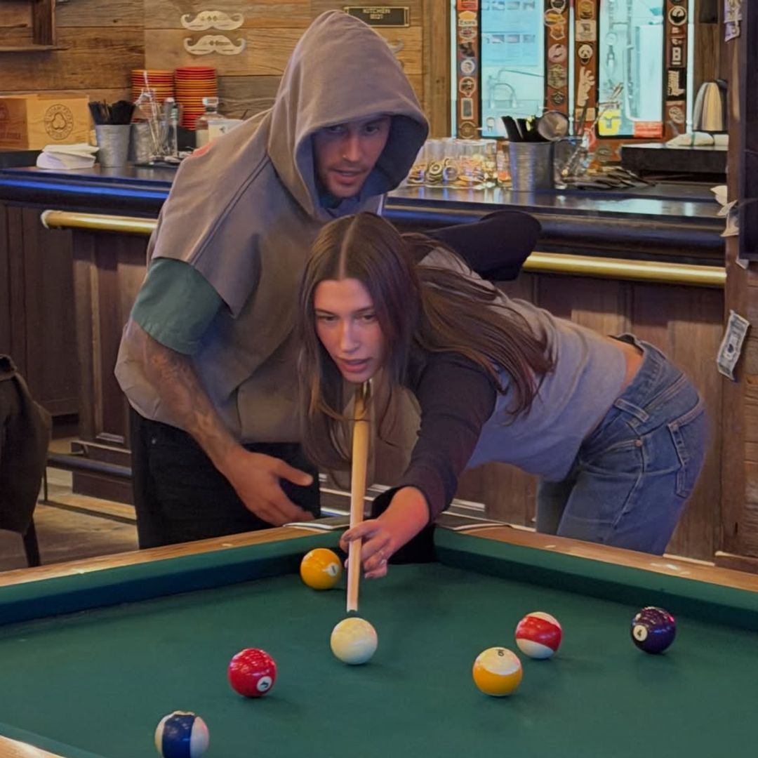 Hailey y Justin Bieber jugando al billar en su 8ª aniversario de matrimonio