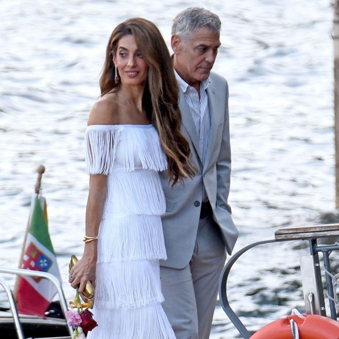 Amal Clooney conquista el estilo veraniego en Lago di Como vestida de blanco y con flecos