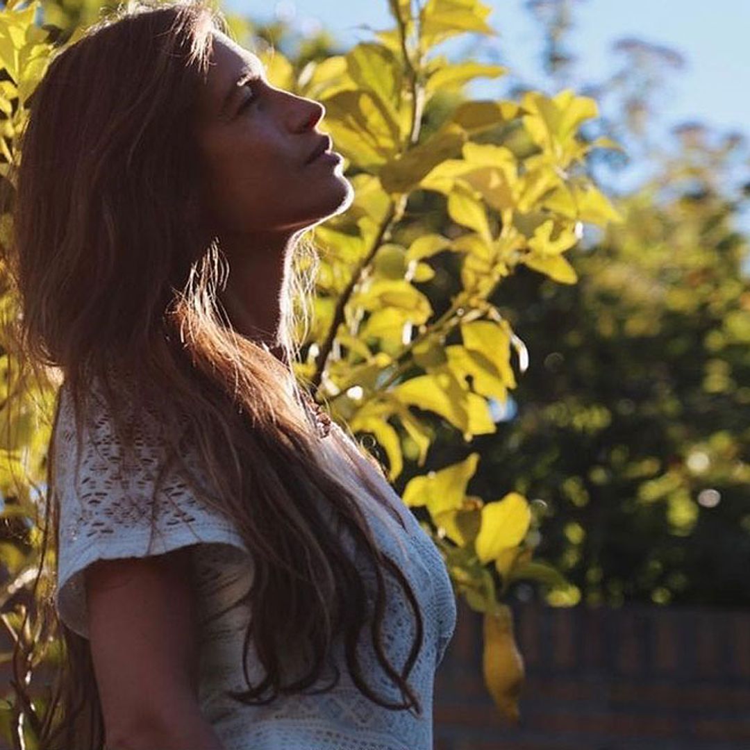 El vestido de 'crochet' superventas que Sara Carbonero elige en su verano más viajero