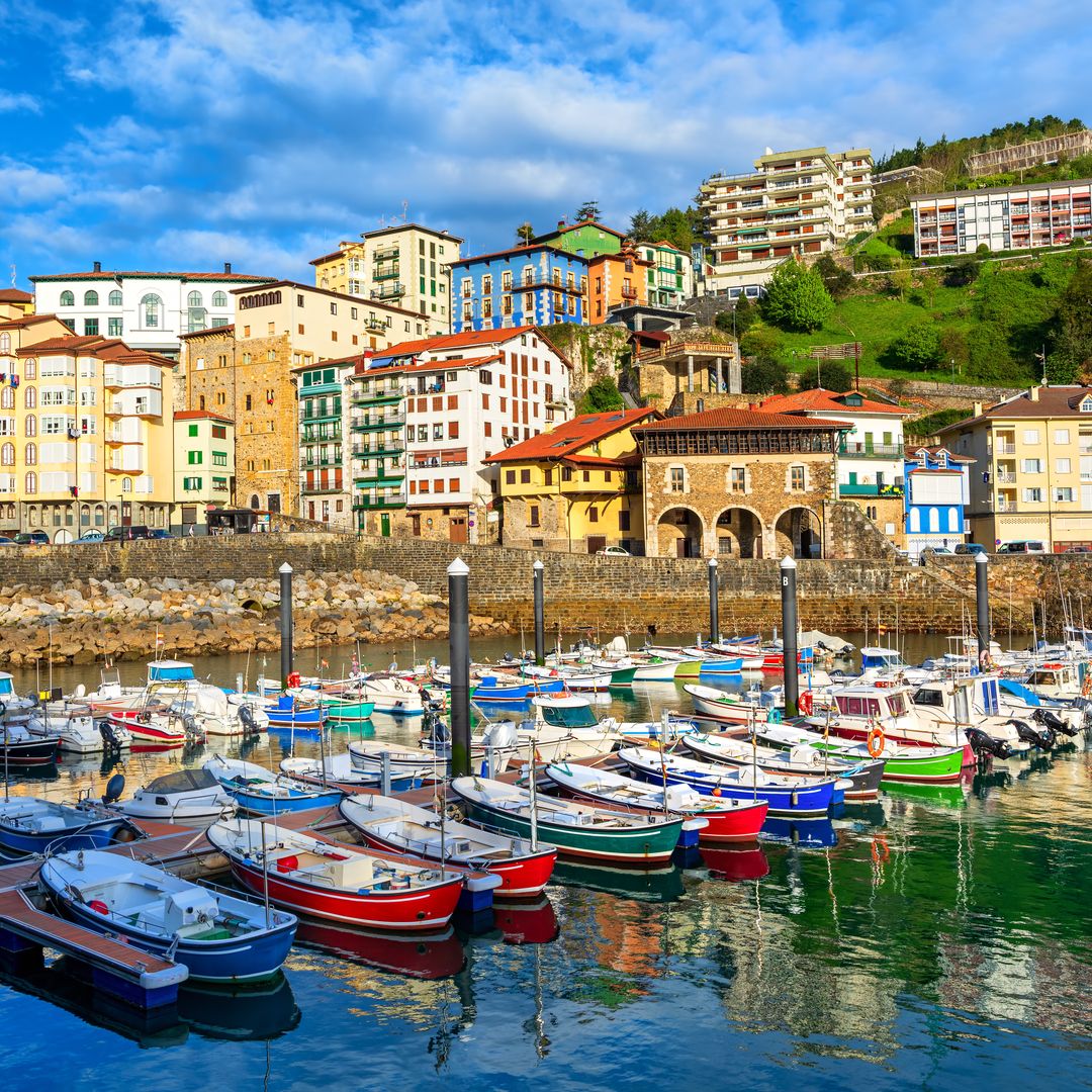 Casas coloridas y barcas de pescadores del puerto viejo de Mutriku, Guipúzcoa