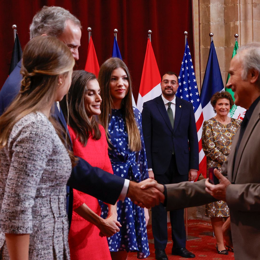 Los dos besos de Serrat a Letizia o los despistes de Felipe VI: anécdotas y curiosidades de los 45 años de los premios Princesa de Asturias