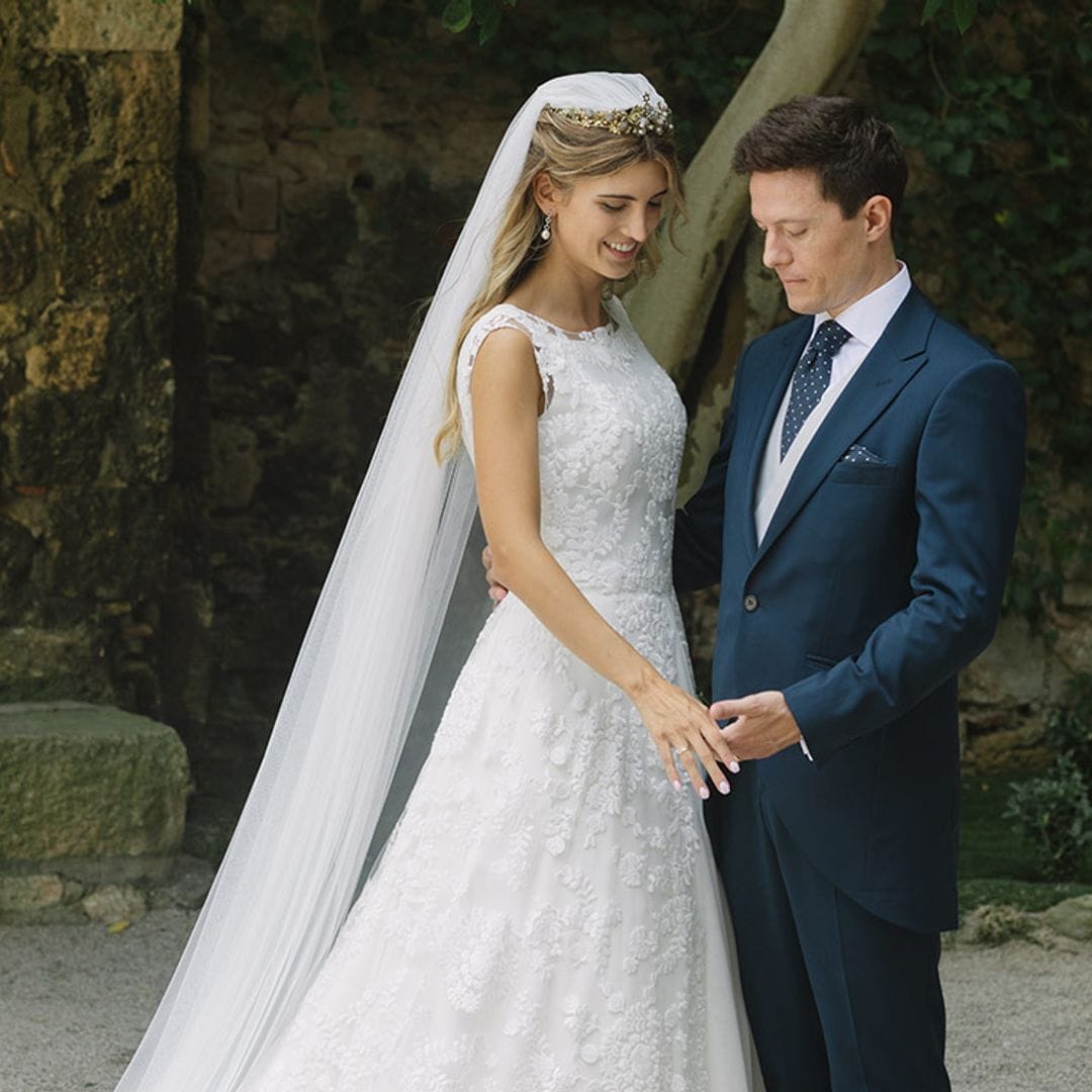 La historia de Pilar, la novia del vestido romántico que se casó en un castillo junto al mar