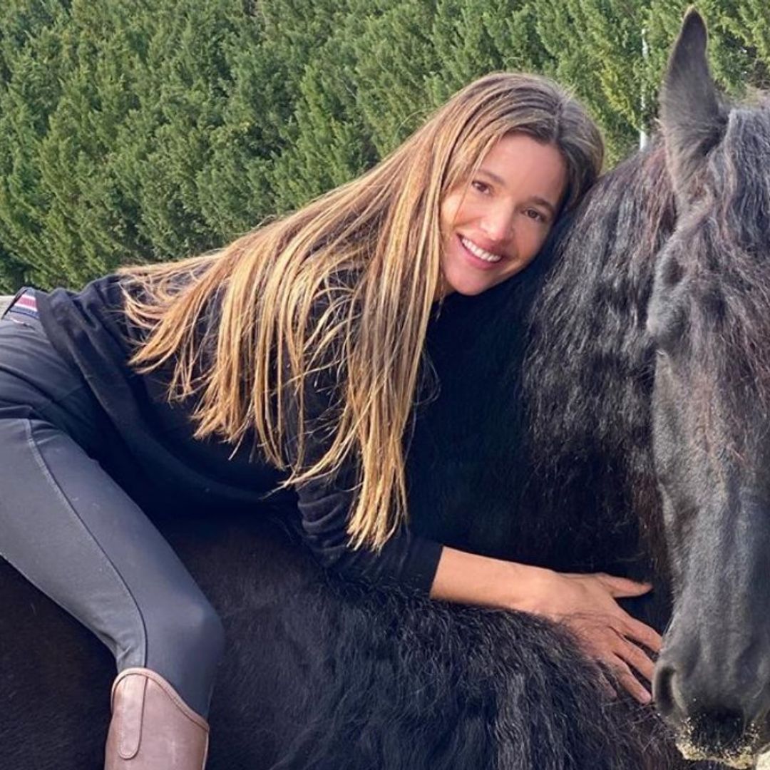 El divertido momento que han vivido Malena Costa y su hija Matilda al visitar a su caballo