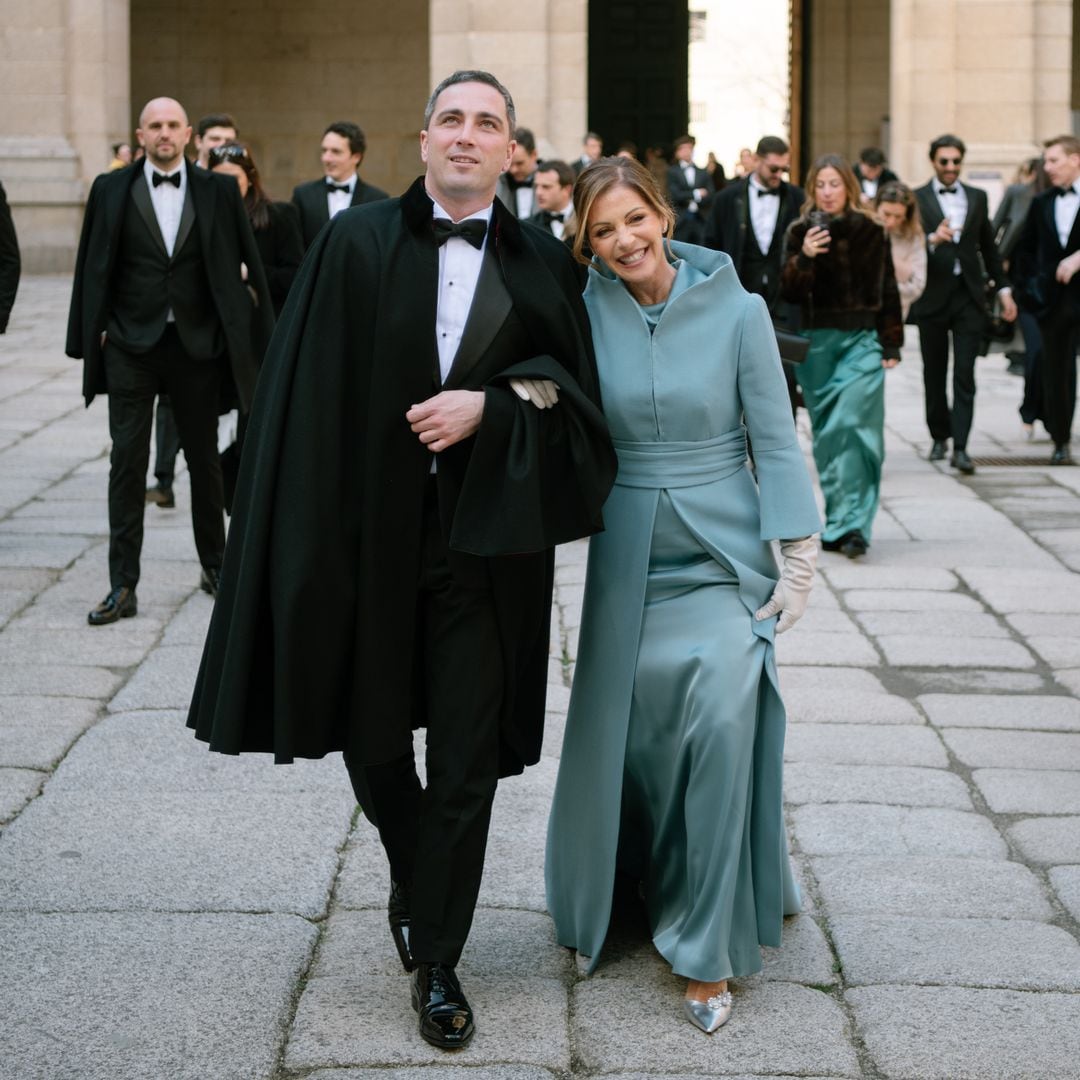 Cristina, la madrina del vestido azul satinado y abrigo con cuello barco que triunfó en la boda de su hijo en El Escorial