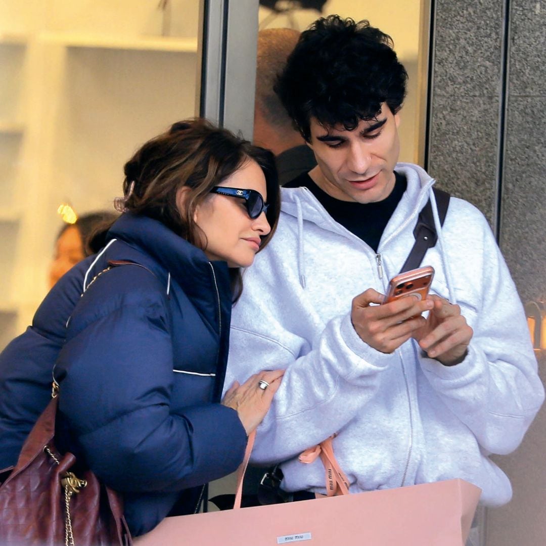 Javier Calvo y Penélopen Cruz, de compras juntos por Madrid