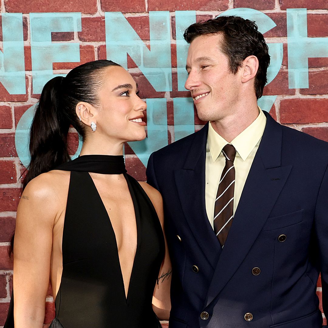 Dua Lipa y Callum Turner debutan como recién casados en la alfombra roja