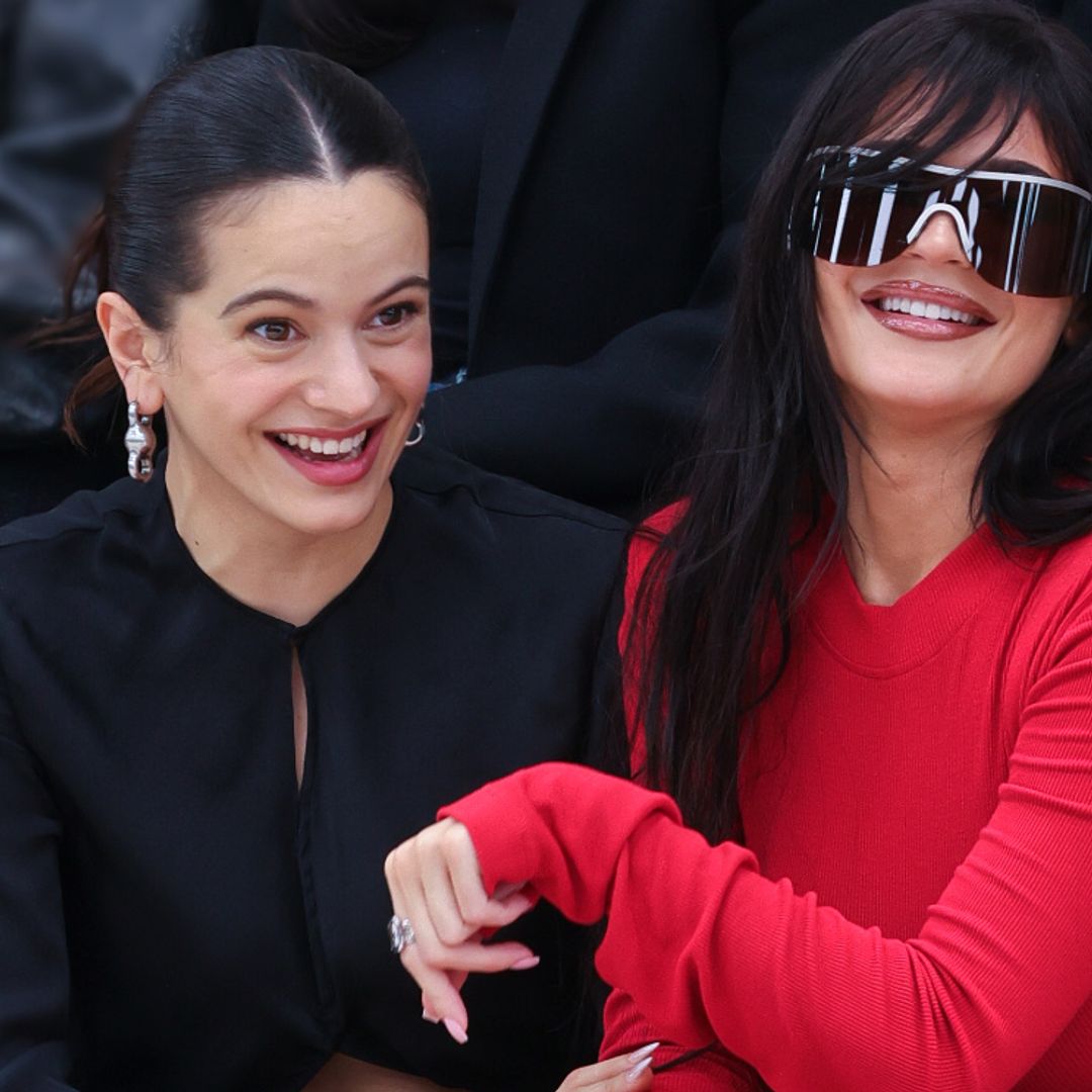 Rosalía y Kylie Jenner, protagonistas de las imágenes más divertidas y cómplices en el desfile de Acne Studios