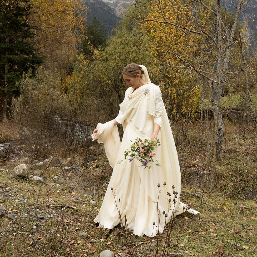 La boda de Laura en el Valle de Arán: un velo que antes fue cola, una capa de cashmere y un vestido hecho en 3 meses