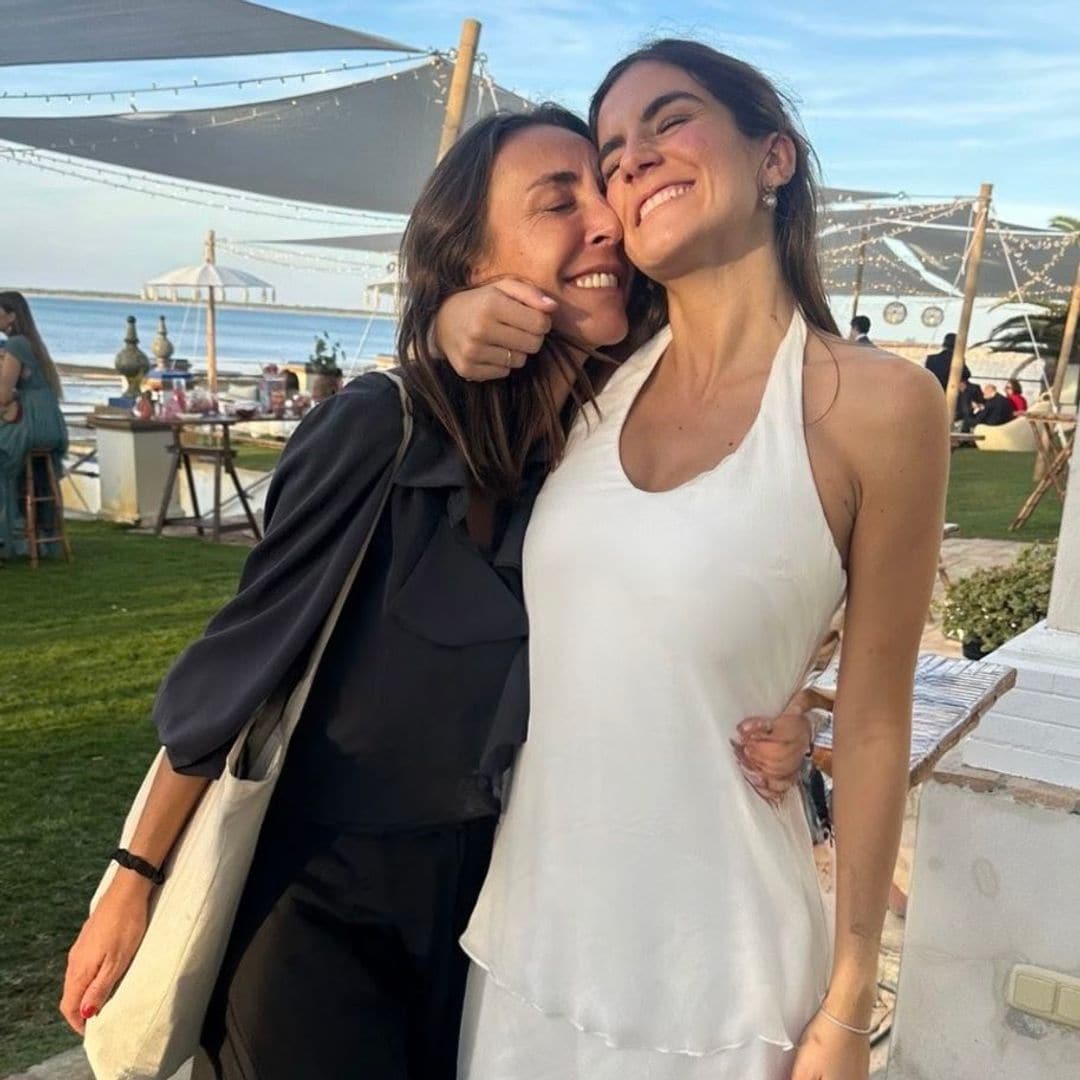 Con guiño a Lola Flores e inspirado en los años 70: todos los detalles del segundo vestido de novia de Blanca Llandres