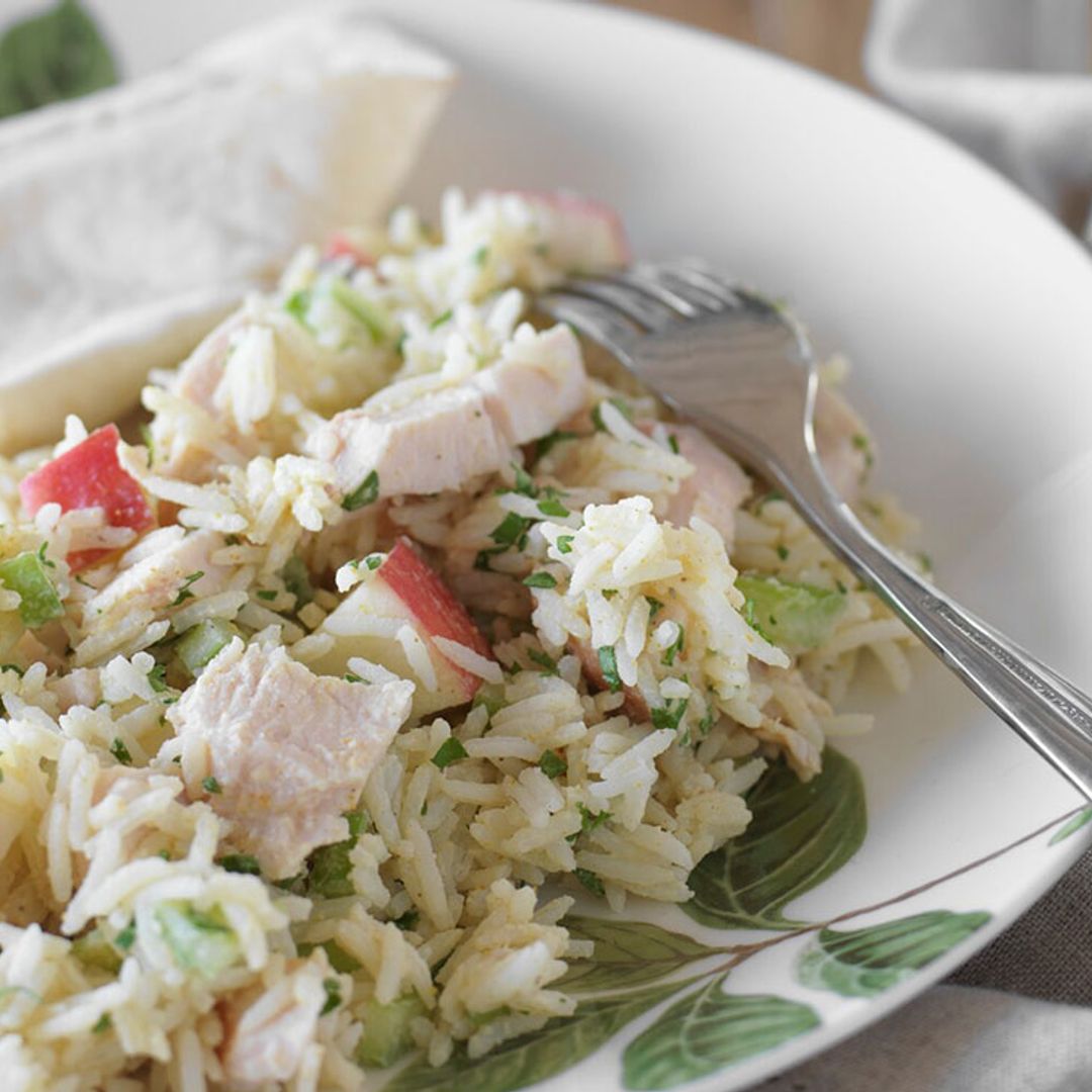 Ensalada de arroz con pollo ahumado, apio y manzana