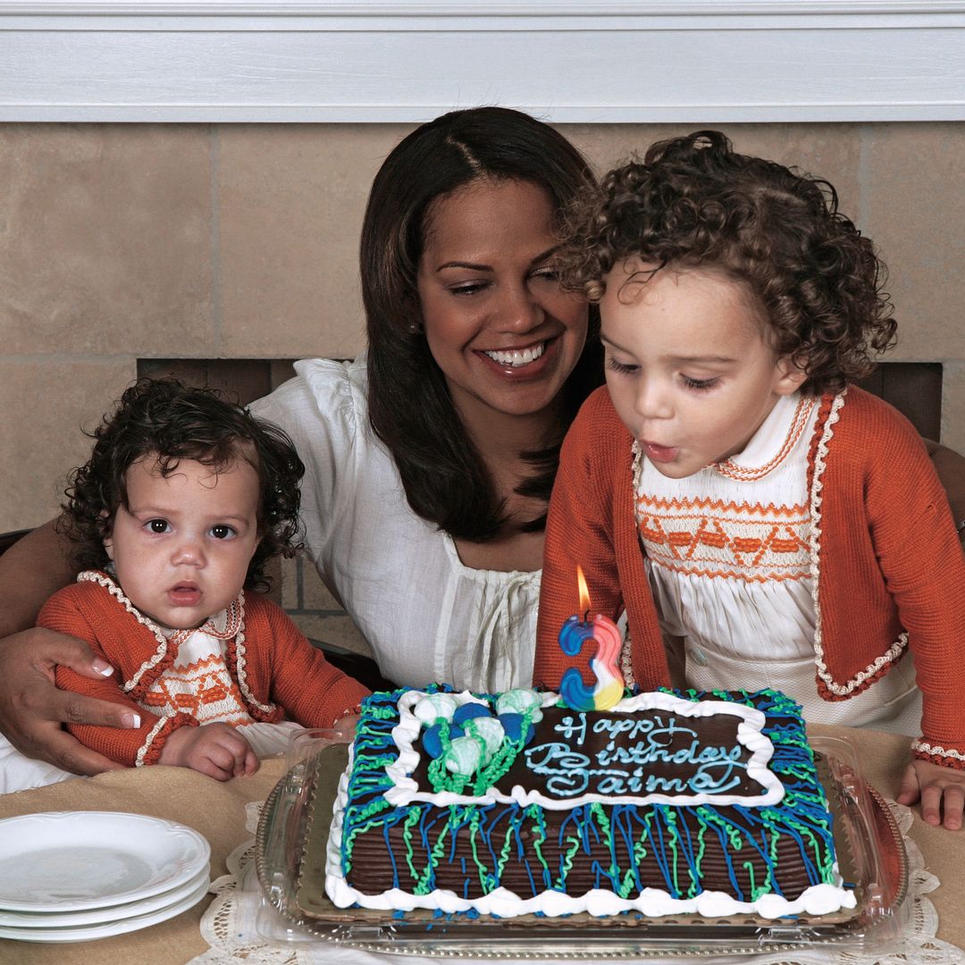 Ronna con sus hijos el día que Jaime sopló las velas de su tercer cumpleaños