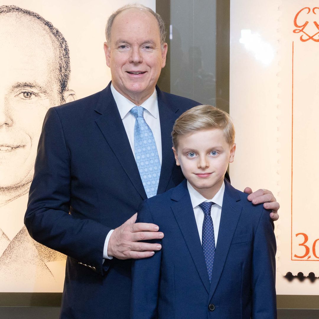 Nuestra grafóloga analiza las firmas de Alberto de Mónaco y el príncipe Jacques en su debut: "Son reservados y algo desconfiados"