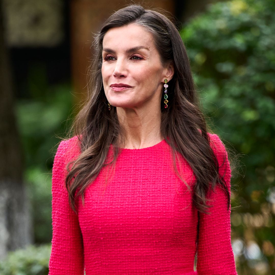 La reina Letizia recicla en China su vestido fucsia misterioso que estrenó en Oviedo y pendientes españoles