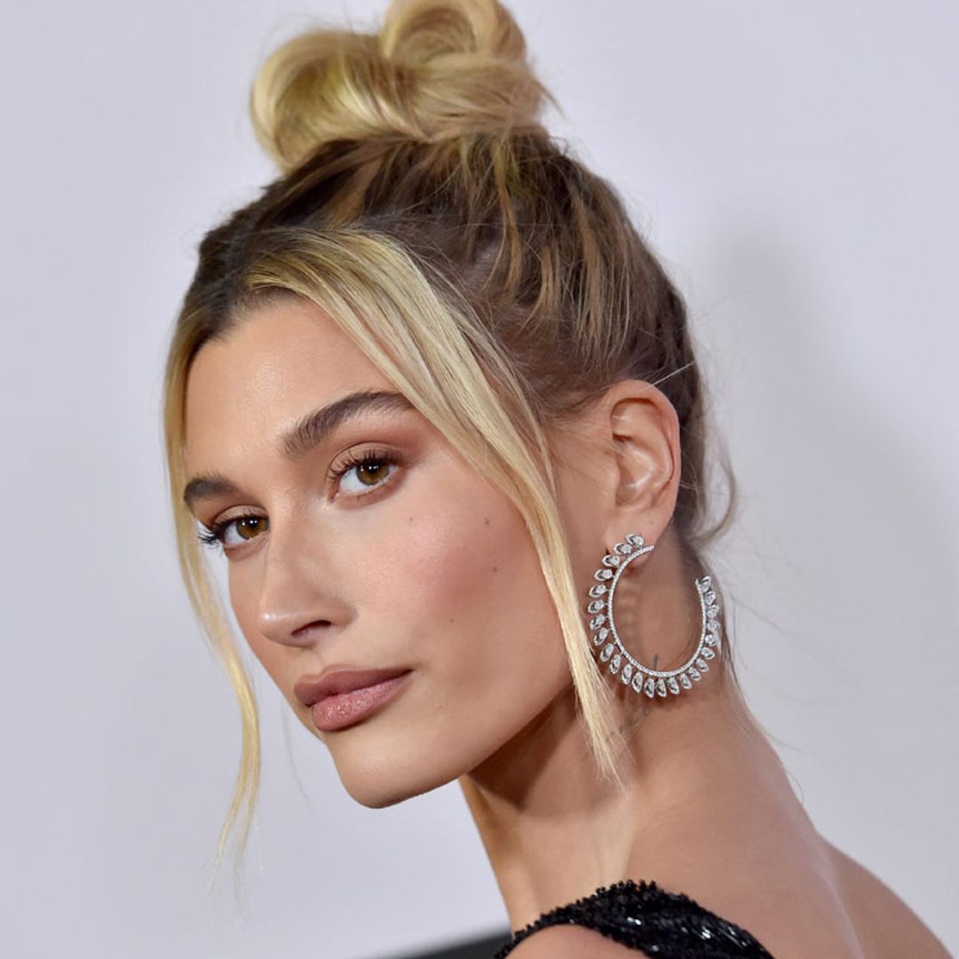 Hailey Baldwin habla sobre la enfermedad genética que afecta a sus manos