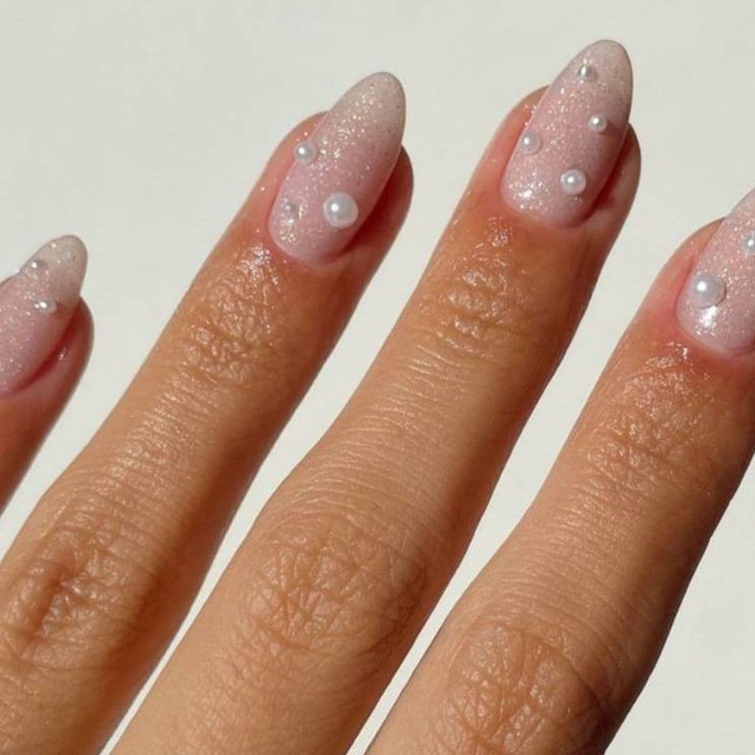 Cuando la manicura es tu mejor joya: prueba la uñas con perlas de tendencia