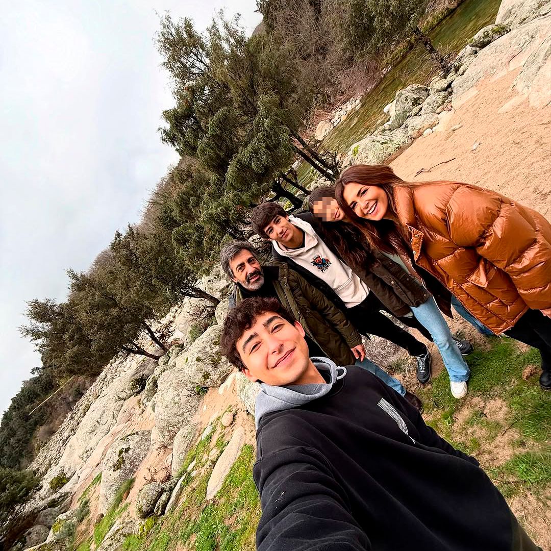 Nuria Roca disfruta de una escapada en el campo con su marido y sus tres hijos