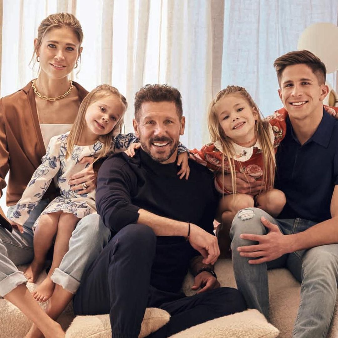 Diego Simeone y Carla Pereyra nos reciben en familia en su casa de Madrid