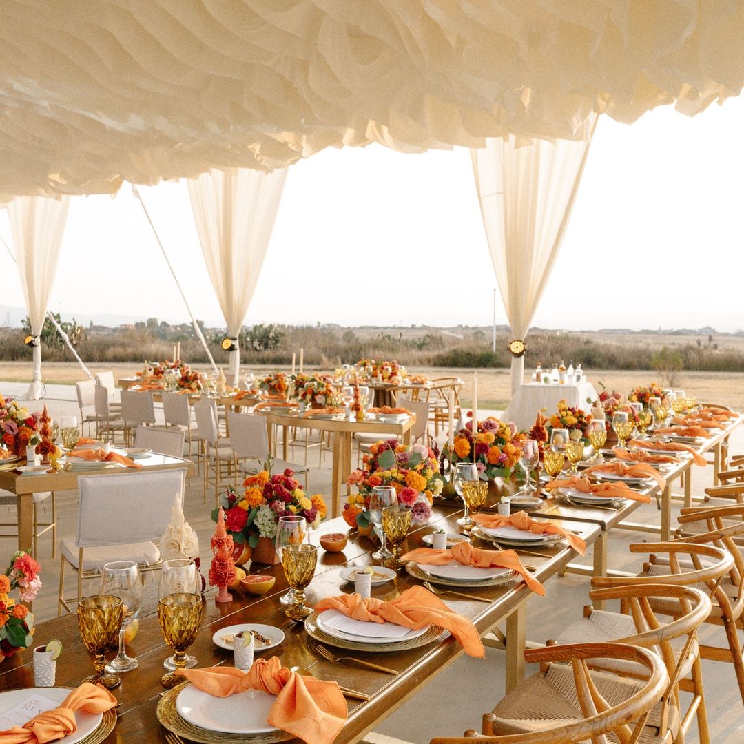 Decoración de bodas en naranja tropical carpa