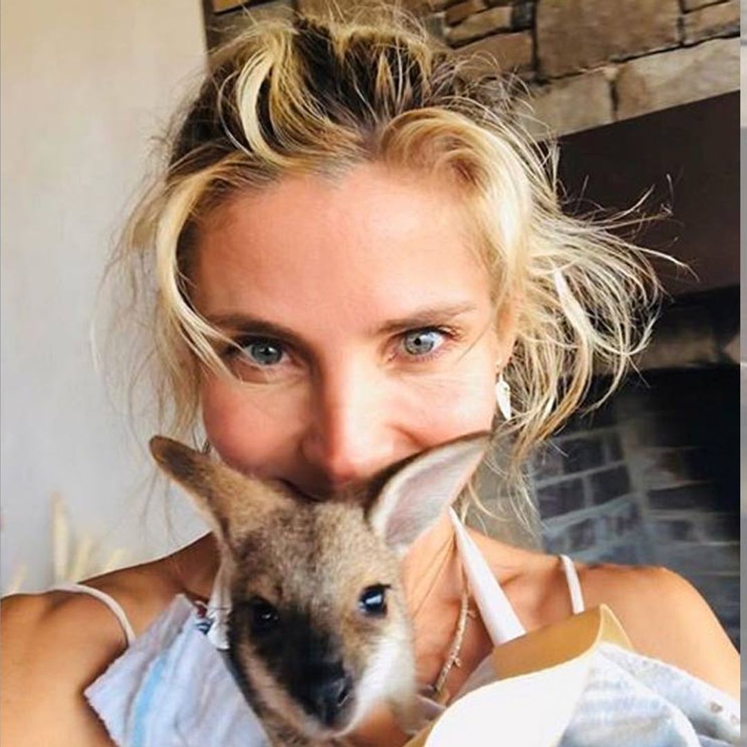 Jugando con canguros, liberando serpientes... el 'salvaje' día de Elsa Pataky y su familia