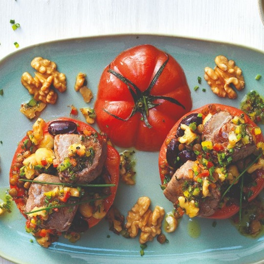 Tomates rellenos de legumbres, ternera y chimichurri de nueces