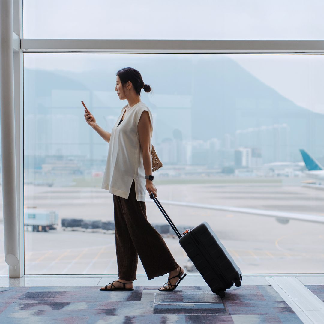 Las personas que viajan pasan mucho tiempo en los aeropuertos.