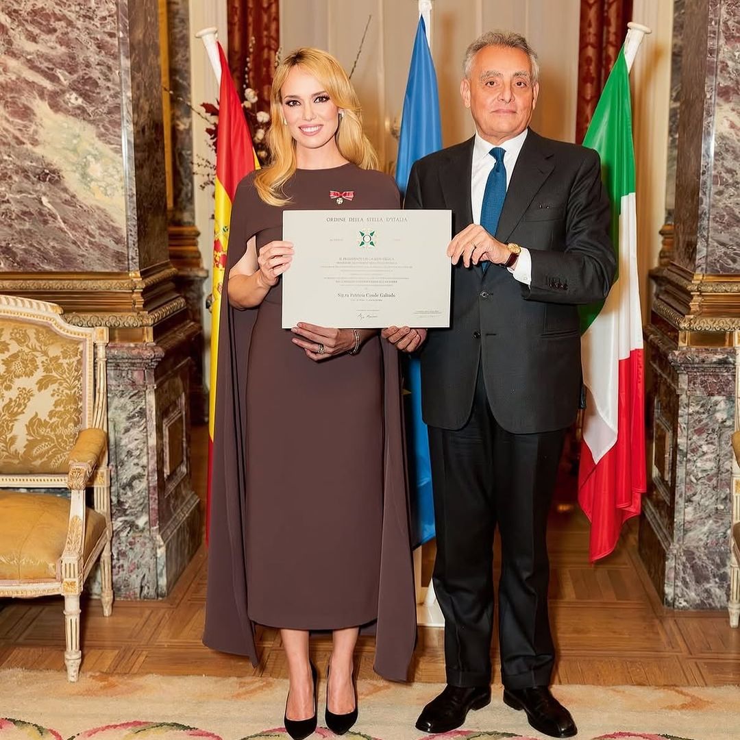 Patricia Conde recibiendo la distinción de Cavaliere de la Orden de la Estrella de Italia.