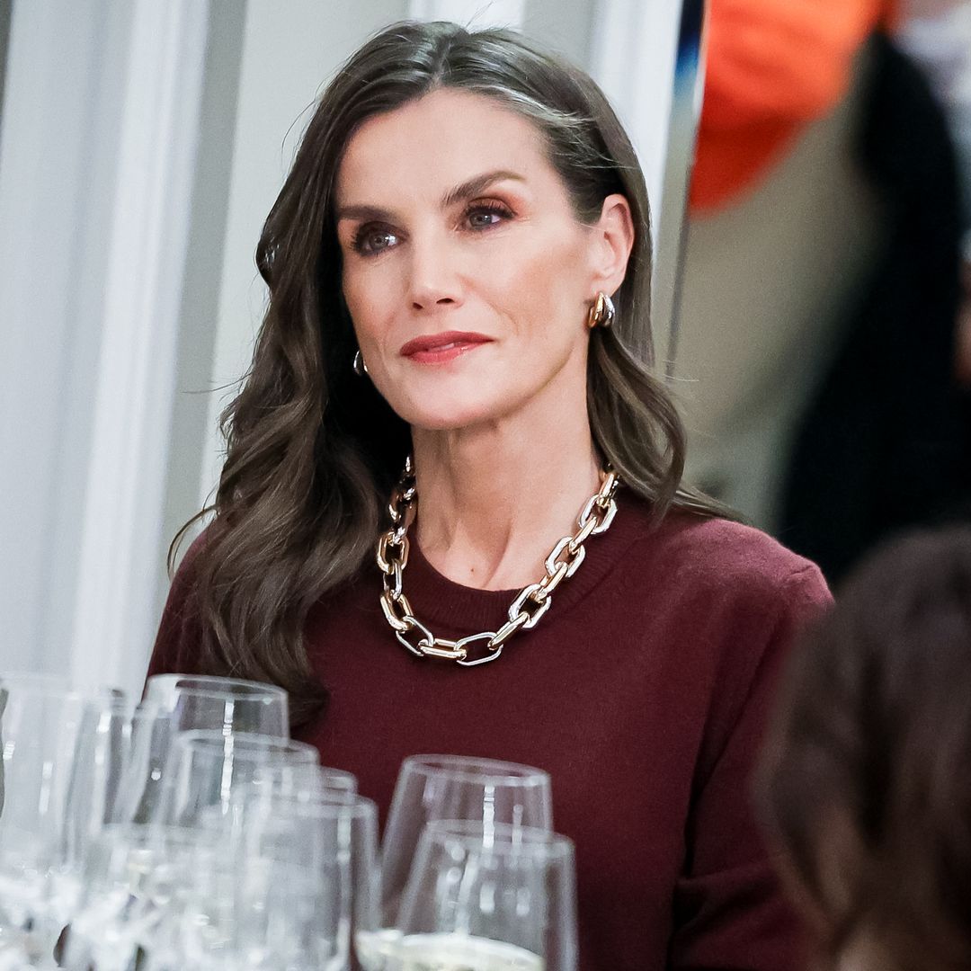 Nuestra experta analiza el éxito del jersey de cashmere italiano que la reina Letizia no se quita en 2025