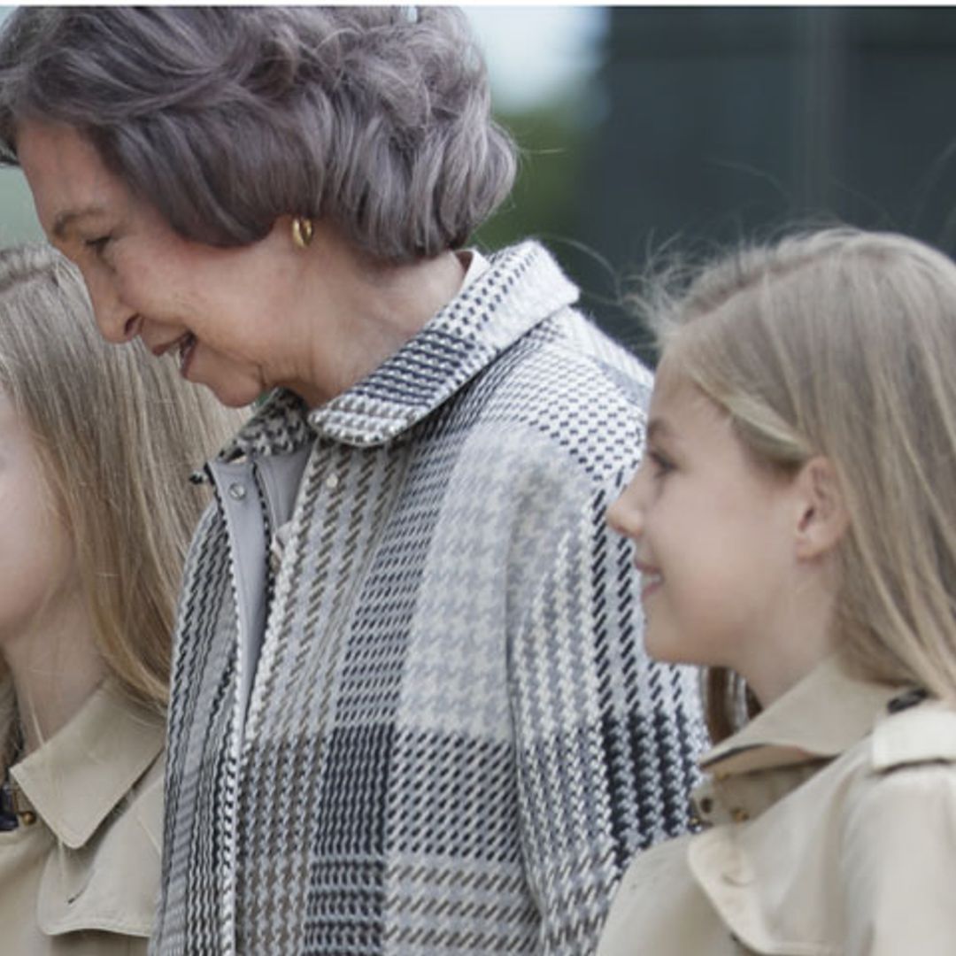 Las muestras de cariño de la princesa Leonor y la infanta Sofía a su orgullosa abuela