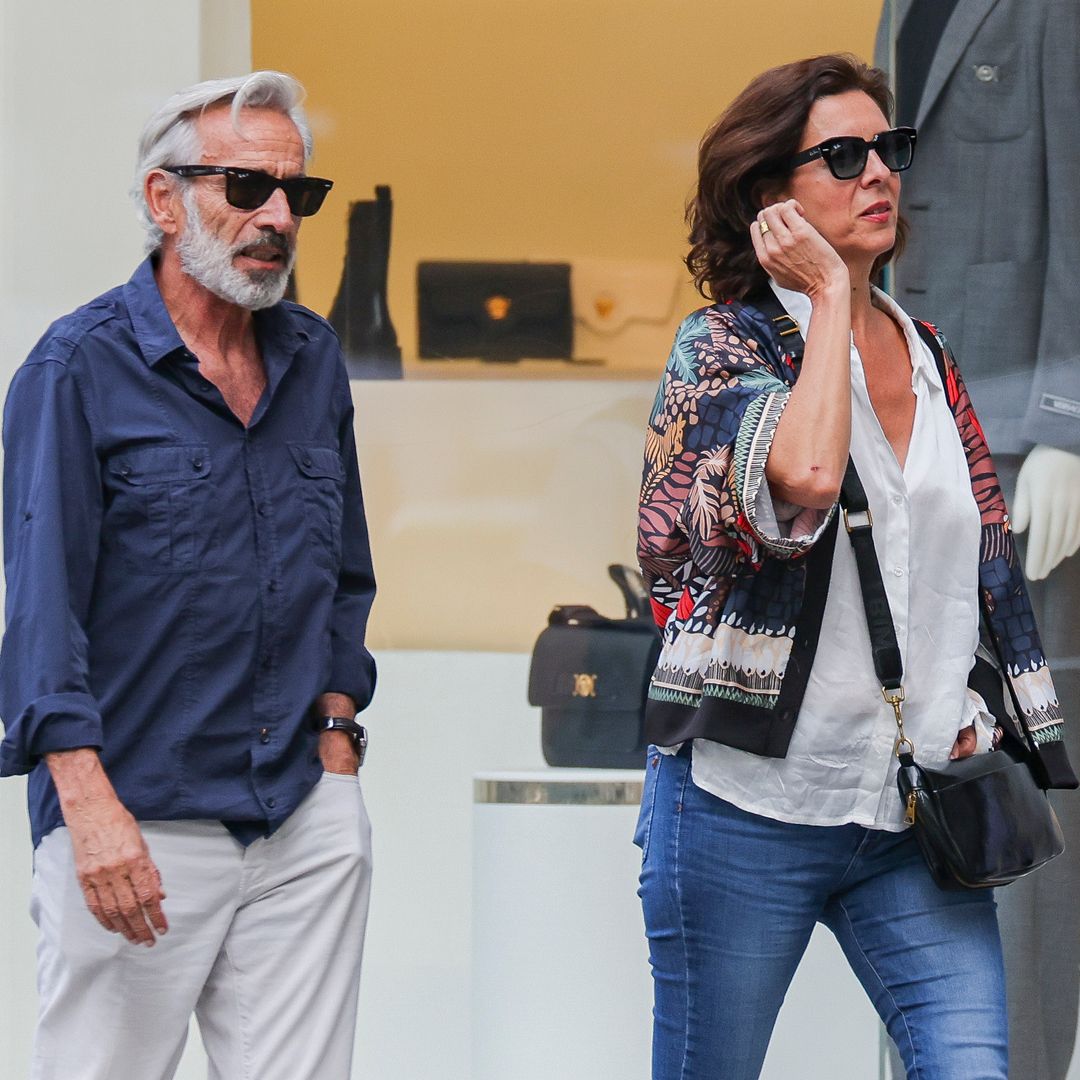 Imanol Arias y Nélida Inés Grajales en octubre de 2024 paseando por Madrid 