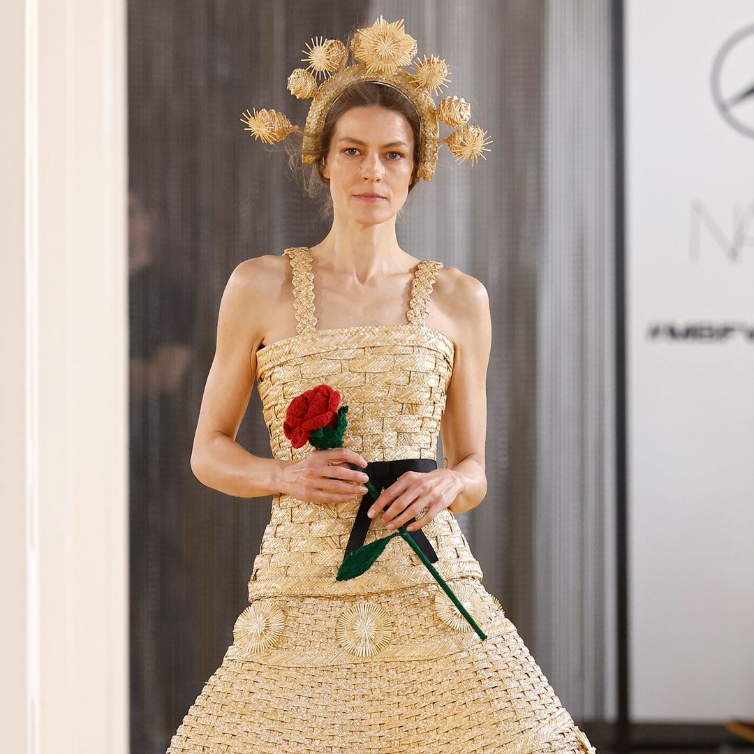 El 'rebranding' de Ynésuelves, más atrevida y exclusiva que nunca: un vestido hecho de trigo, bordados y estampados pintados a mano