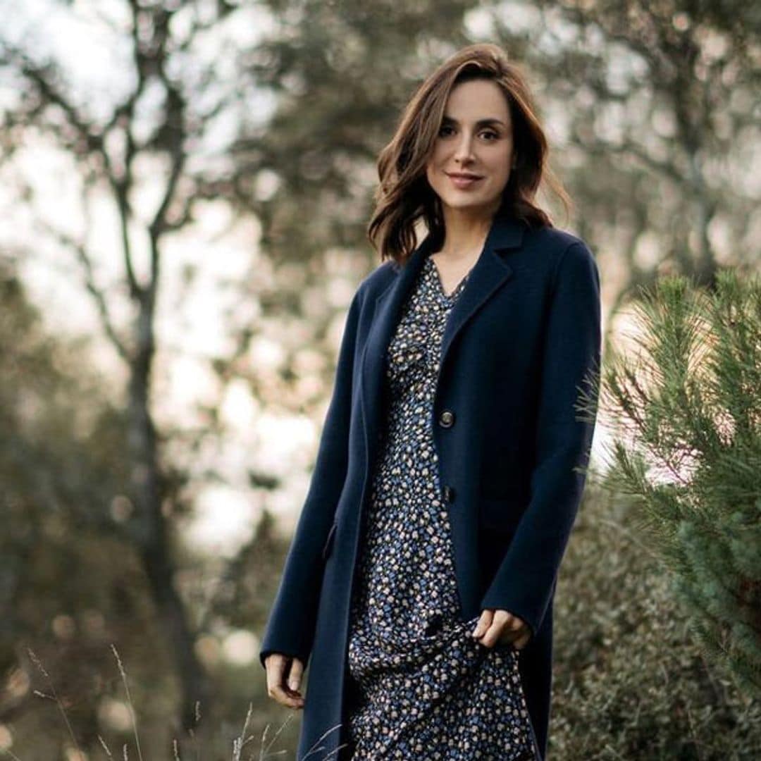 Tamara Falcó se atreve con la combinación de las modelos: azul marino y negro en el mismo look