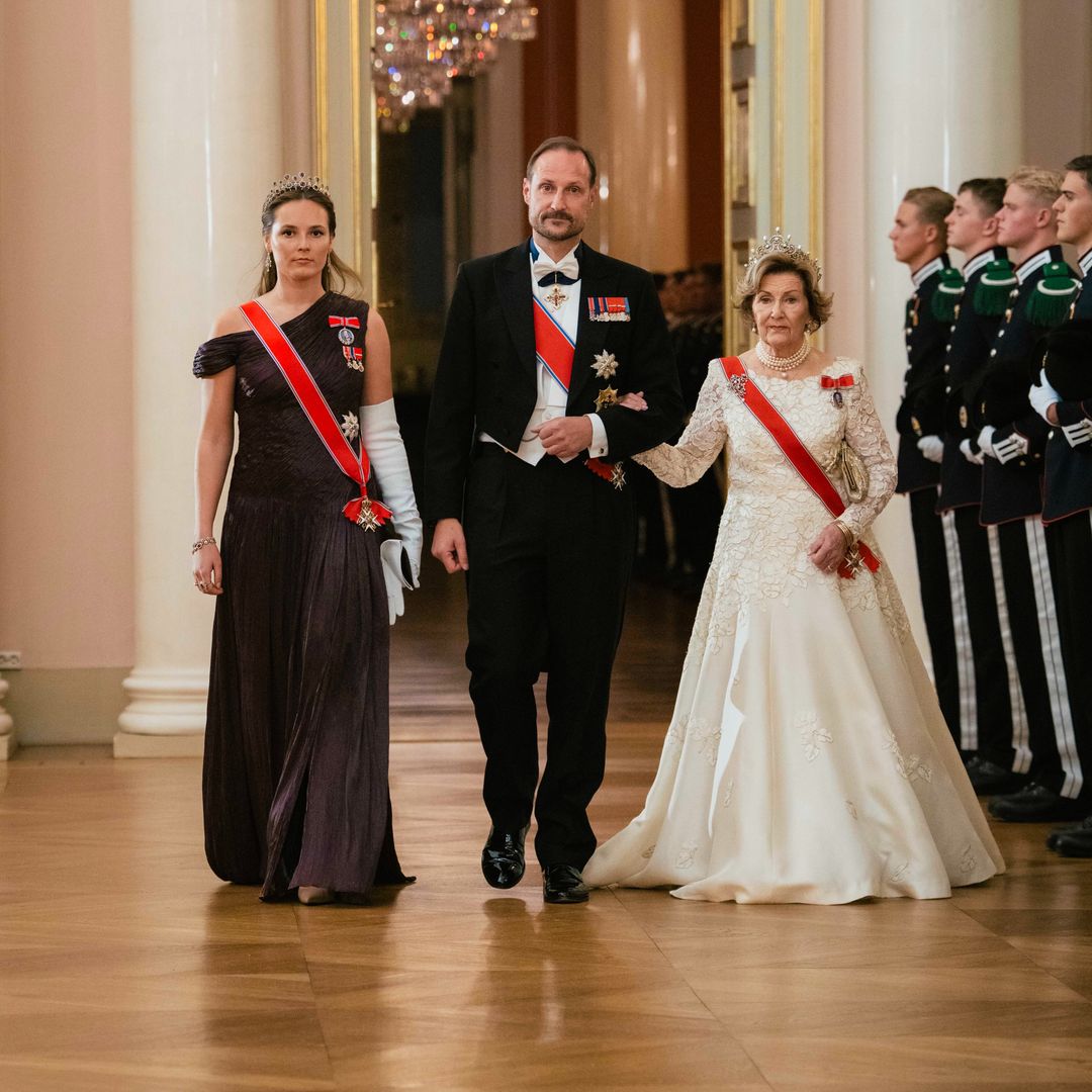 Ingrid de Noruega estrena la tiara de amatistas de la reina Mette-Marit en su ausencia: las joyas que han brillado en el primer gran banquete de Haakon como rey