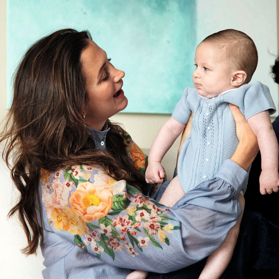 Cristina cogiendo en brazos a su bebé Nicolás