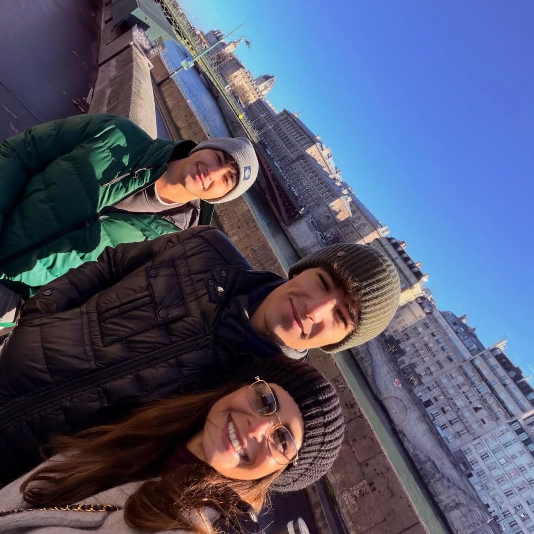 Nuria Roca y sus hijos Pau y Juan junto al Sena, París