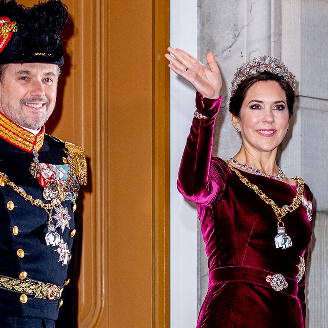 Tiaras y vestidazos antiguos: las princesas Mary y Marie de Dinamarca inauguran el año de gala