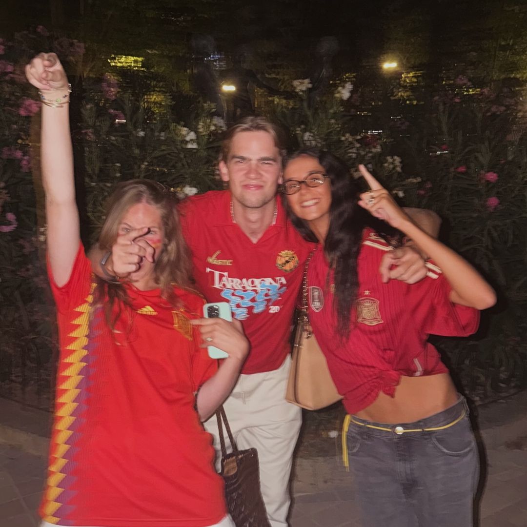 Las imágenes de la efusiva celebración de Miguel e Irene Urdangarin con Victoria Federica tras el triunfo de España