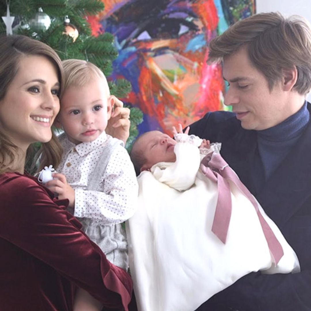 Carlos Baute y Astrid Klisans, risas y besos con sus dos hijos, Markuss y Liene, en su posado para ¡HOLA!