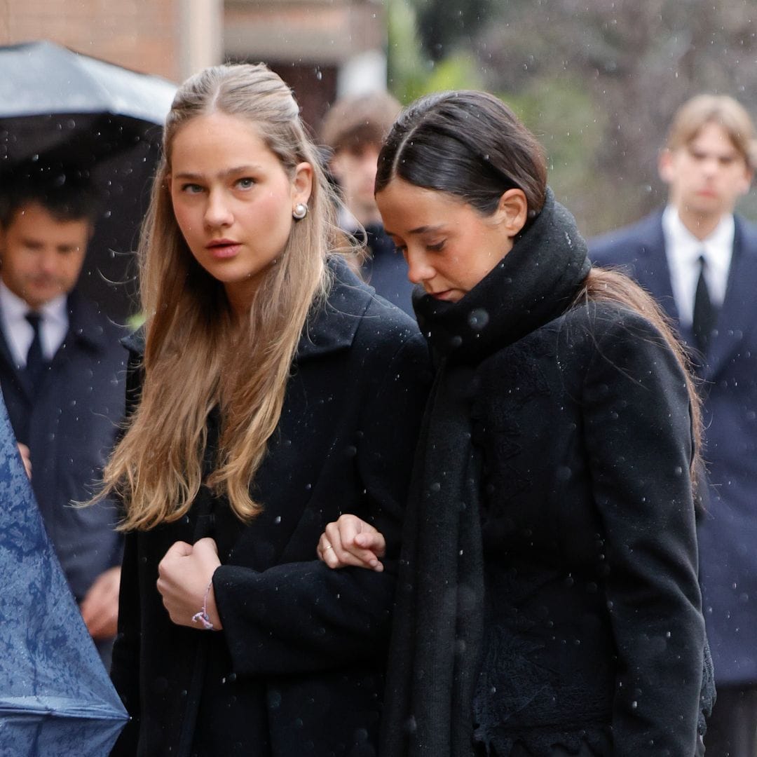 Perlas, negro y protocolo real: el guiño de Irene Urdangarín y Victoria Federica en la despedida a Irene de Grecia