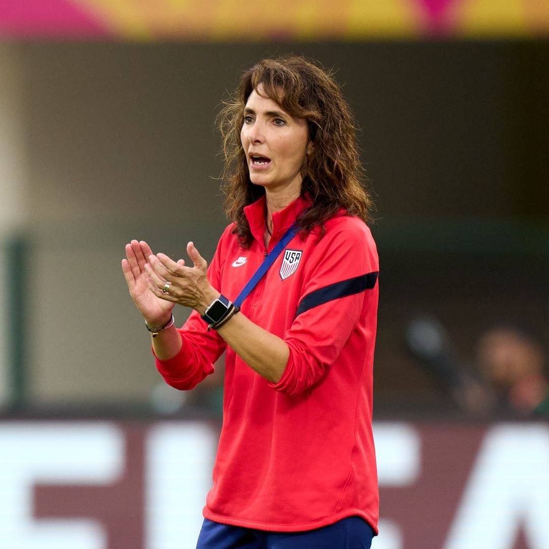 La entrenadora Natalia Astrain de EE.UU. hace gestos durante el partido del Grupo A de la Copa Mundial Femenina Sub-17 de la FIFA 2022 entre Brasil y EE.UU.