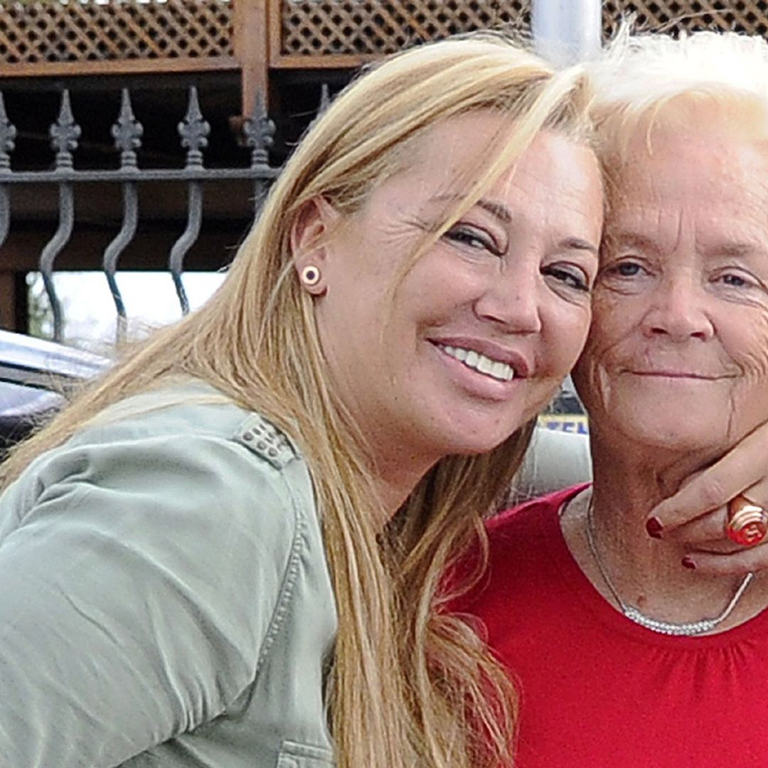 Belén Esteban, llena de emoción, se anima a cantar en directo a su madre