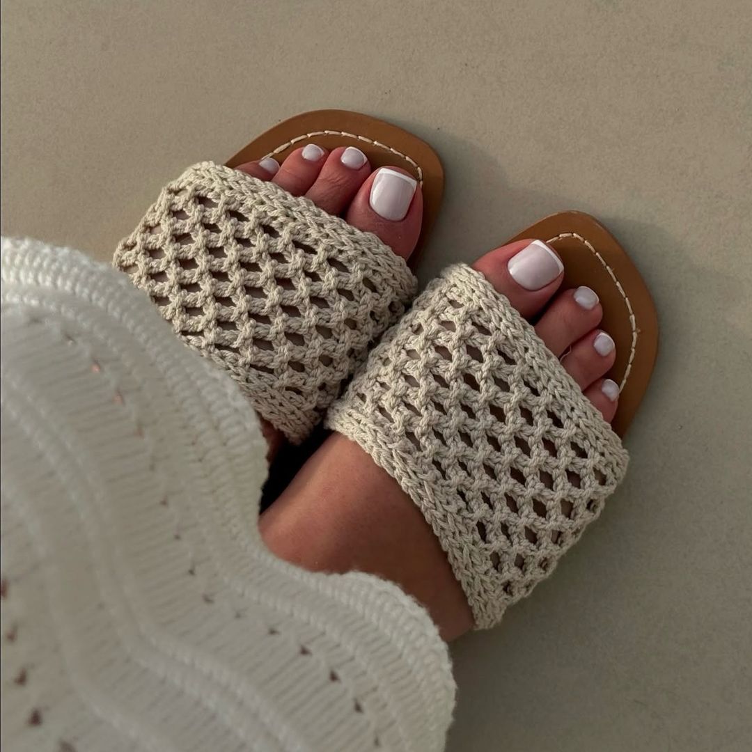 Pedicura francesa con acabado lechoso